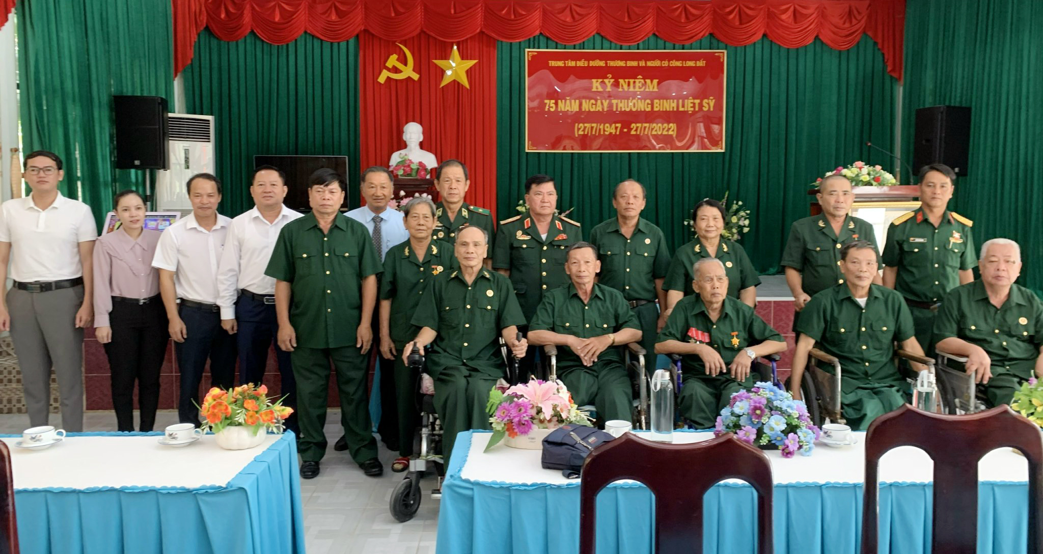 Đoàn công tác chụp ảnh lưu niệm cùng các thương, bệnh binh tại Trung tâm điều dưỡng thương binh và người có công Long Đất.