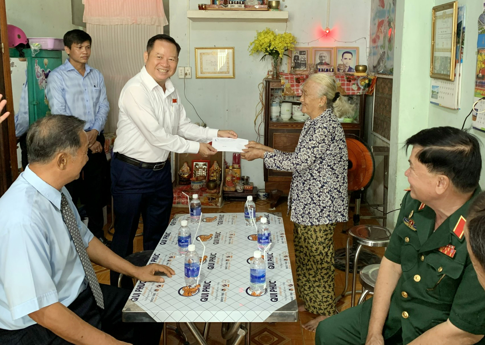Ông Lê Ngọc Linh, Bí thư Huyện ủy Long Điền trao quà cho bà Phạm Thị Xuân (người bị địch bắt, tù đày), ngụ tại thị trấn Long Hải.
