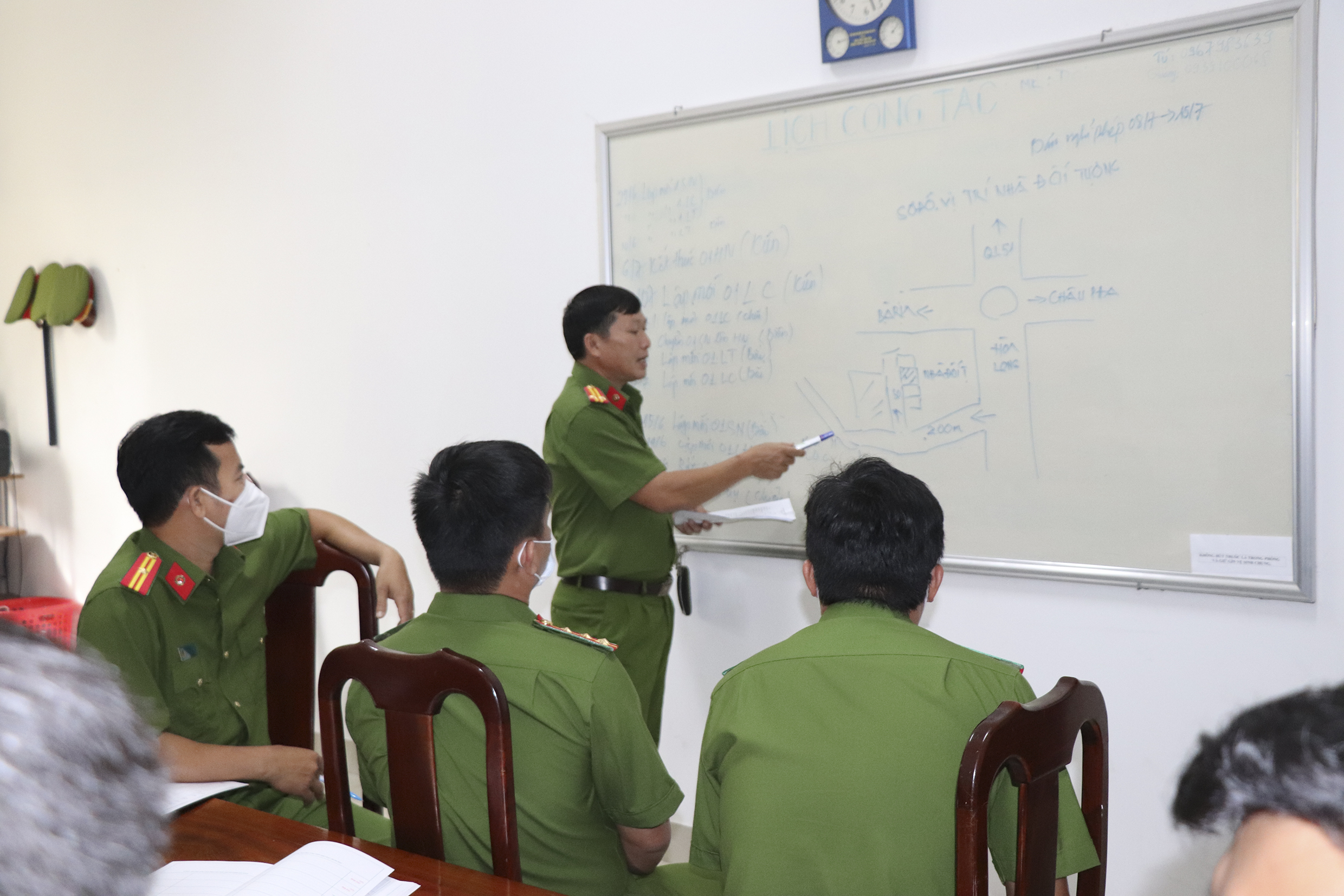 Trung tá Nguyễn Trọng Quý, Đội trưởng Đội 1 lên phương án cho các chiến sĩ chuẩn bị phá án.
