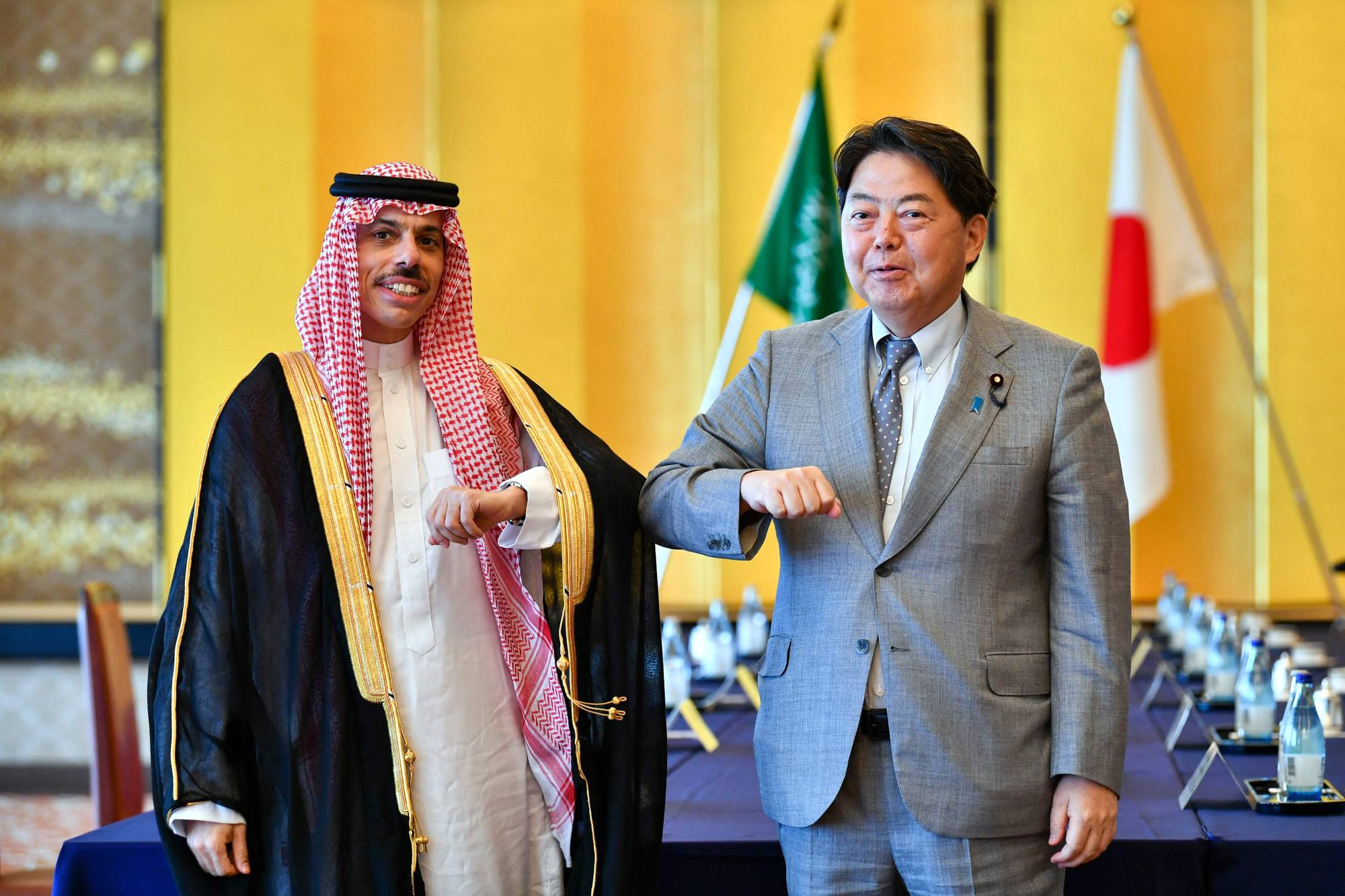 Ngoại trưởng Nhật Bản Yishimasa Hayshi và người đồng cấp Saudi Arabia, Thái tử Faisal bin Farhan Al-Saudi.