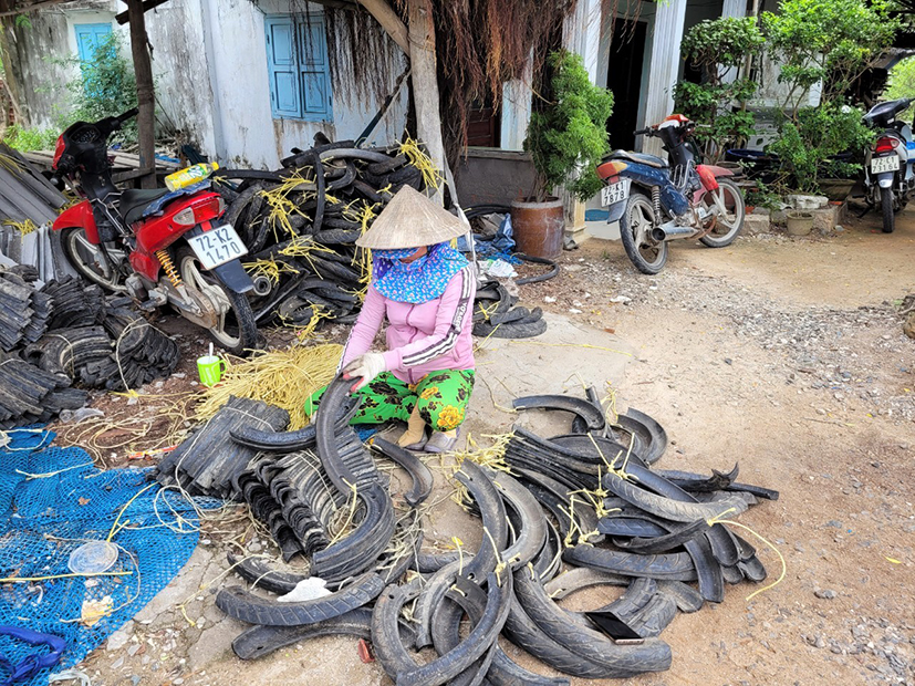 Người dân xã Long Sơn gia công vỏ xe cũ làm giá thể nuôi hàu.