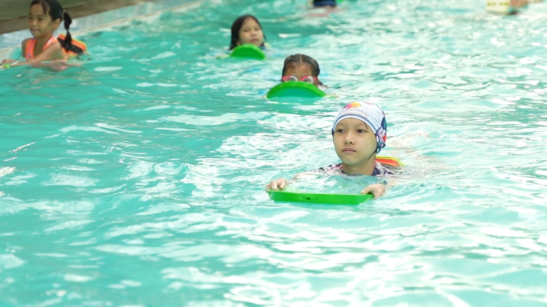 Trẻ em học bơi tại Nhà Thiếu nhi tỉnh.