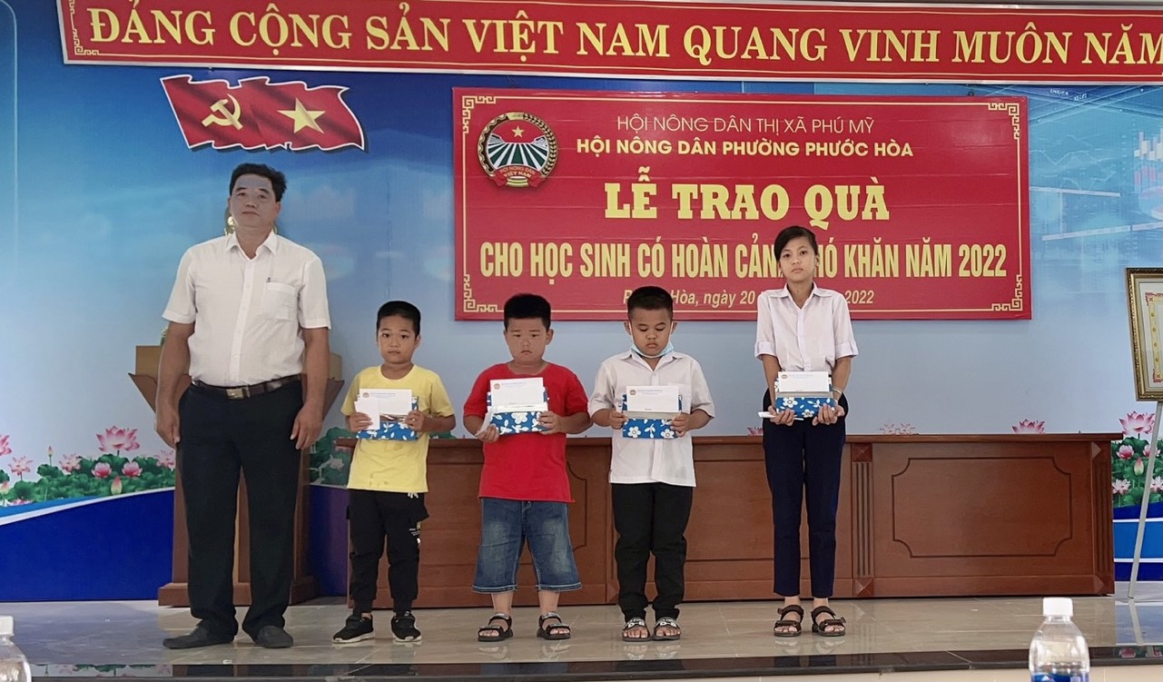 Hội Nông dân phường Phước Hoà tặng học bổng cho các em học sinh khó khăn vươn lên học giỏi.