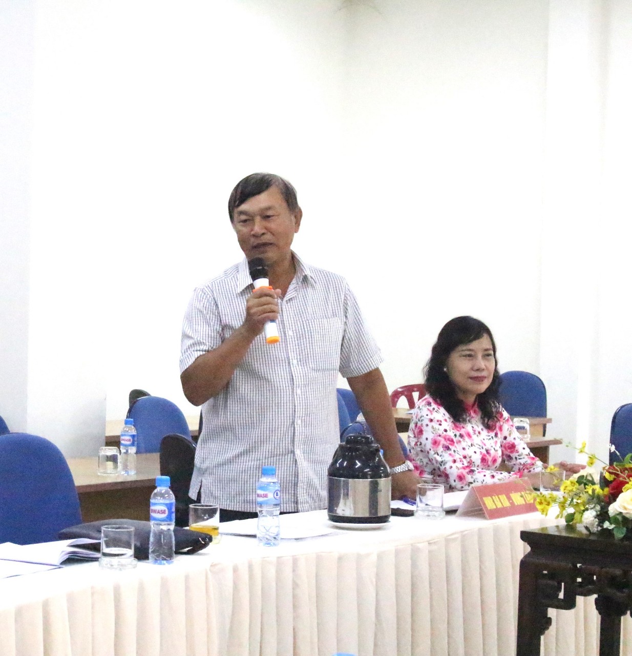 Nhà báo Phan Đức Hiền, Chủ tịch Hội Nhà báo tỉnh Bà Rịa-Vũng Tàu phát biểu tham luận tại hội thảo.