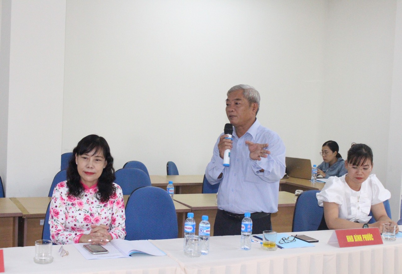 Đại diện lãnh đạo Hội Nhà báo tỉnh Bình Phước phát biểu tham luận tại hội thảo. Ảnh: HỒNG PHƯƠNG.