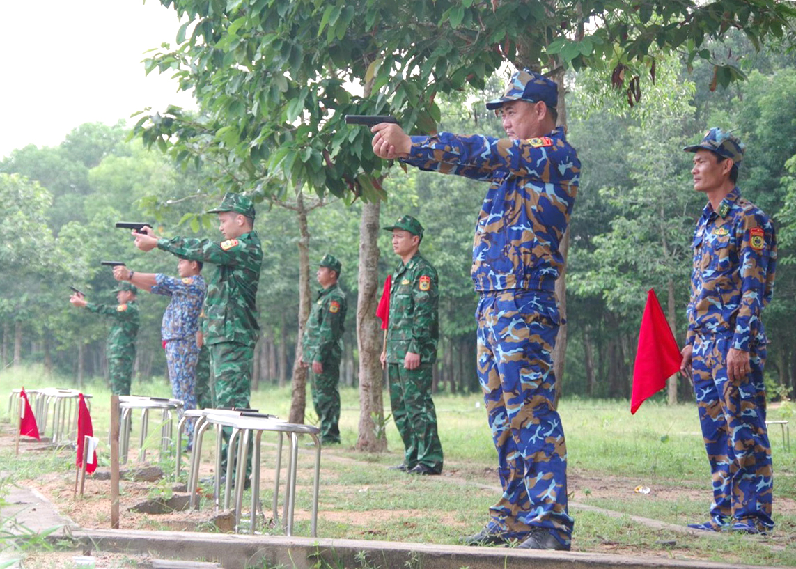 Các sĩ quan, quân nhân chuyên nghiệp Hải đoàn Biên phòng 18 kiểm tra bắn đạn thật đối với súng ngắn K54.