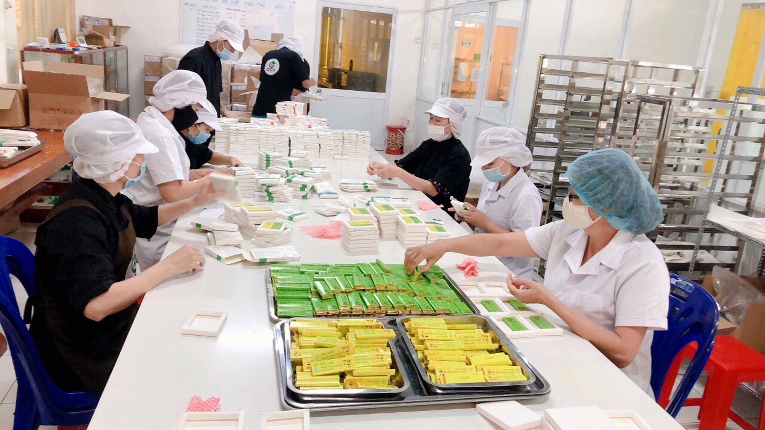Công nhân Công ty TNHH TM DV SX Ca cao Thành Đạt chế biến ca cao, chocolate xuất khẩu.