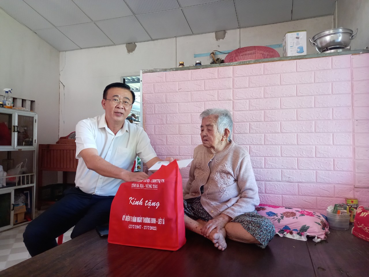 Ông Huỳnh Văn Danh, Trưởng Ban Dân vận Tỉnh ủy thăm, tặng quà Mẹ VNAH Phan Thị Khương. Ảnh ĐINH HÙNG.