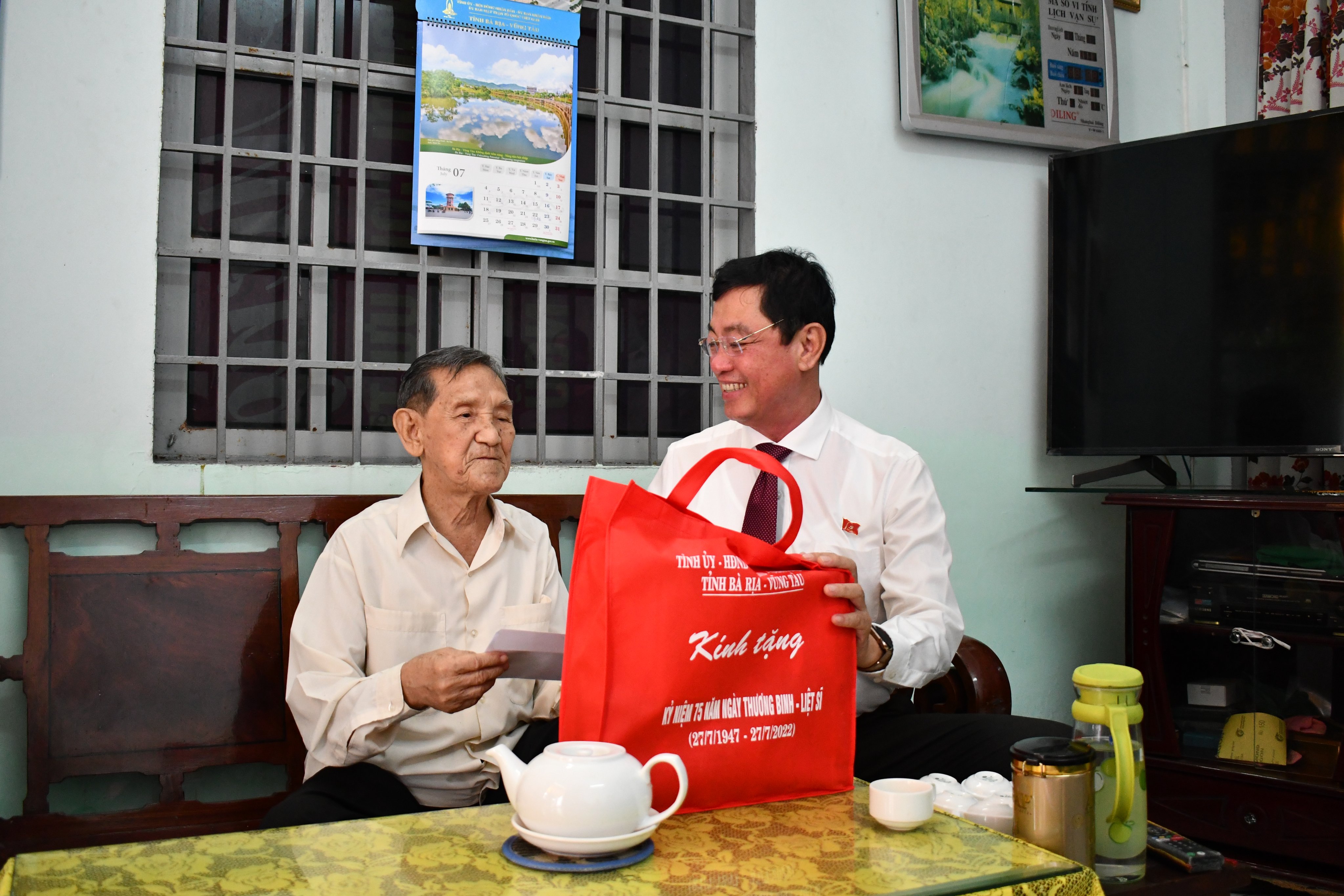 Ông Trần Đình Khoa, Bí thư Thành ủy Vũng Tàu thăm, tặng quà gia đình ông Lê Minh Việt. Ảnh: HUYỀN TRANG.