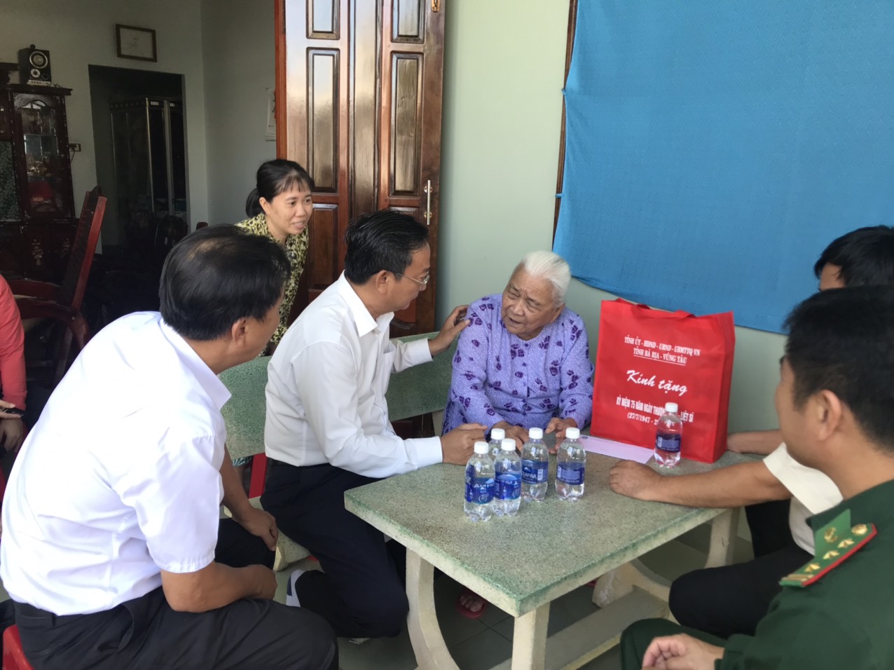 Ông Lê Hồng Ngọc, Phó Chủ tịch UBMTTQ Việt Nam tỉnh thăm, tặng quà bà Ngô Thị Phúc.  Ảnh: NHÃ UYÊN.