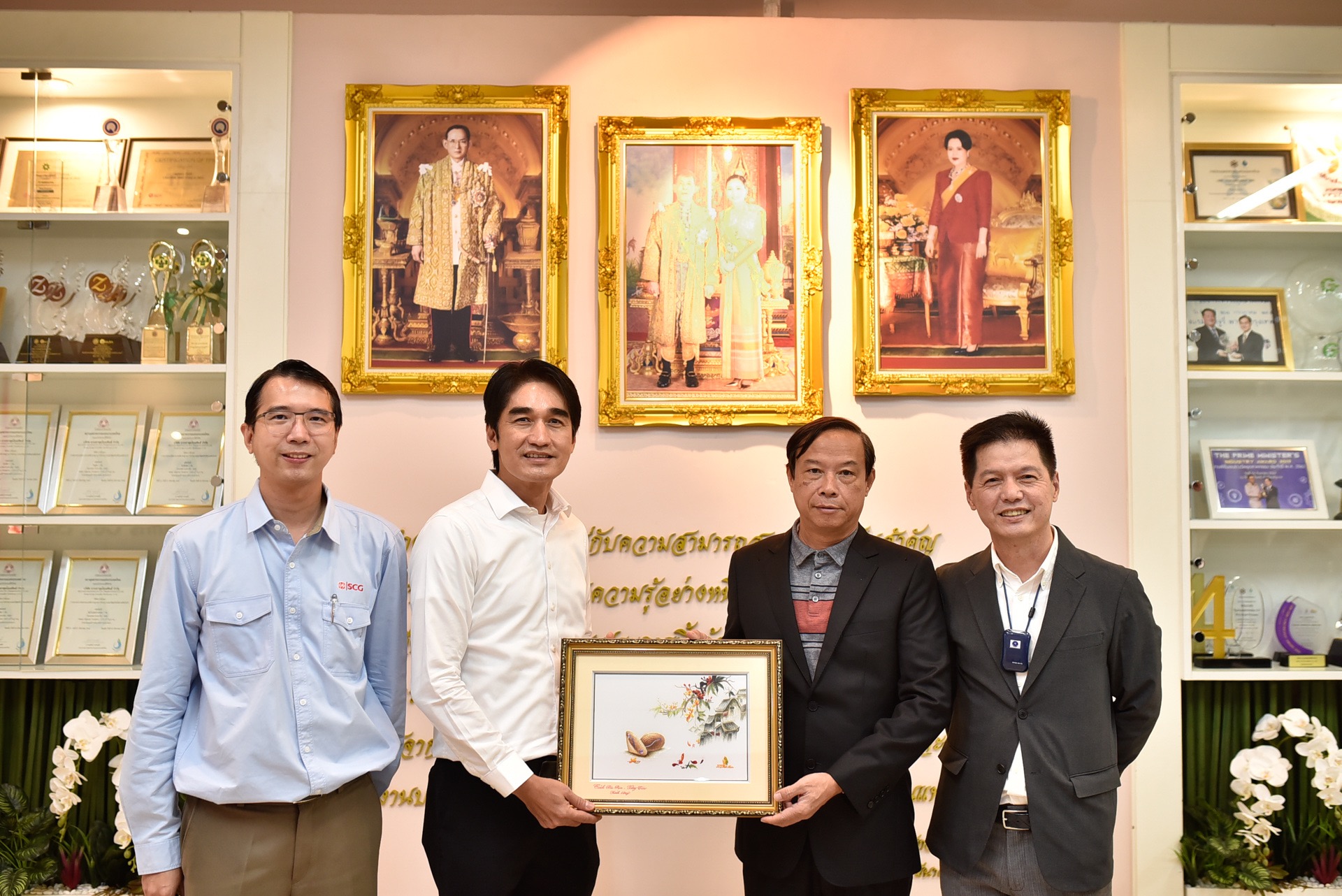 Ông Nguyễn Văn Thọ, Chủ tịch UBND tỉnh tặng quà lưu niệm cho ông Piboon Sirinantanakul - Giám đốc Điều hành sản xuất Nhà máy Olefins của SCGC.