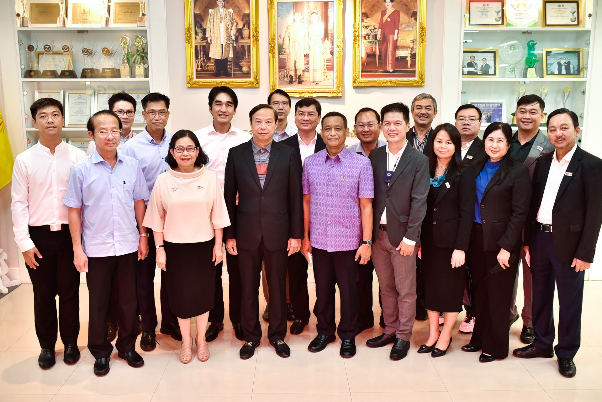 Đoàn công tác tỉnh Bà Rịa-Vũng Tàu chụp hình lưu niệm cùng Phó Tỉnh trưởng tỉnh Rayong và  lãnh đạo Tổ hợp hóa dầu SCGC tại tỉnh Rayong.
