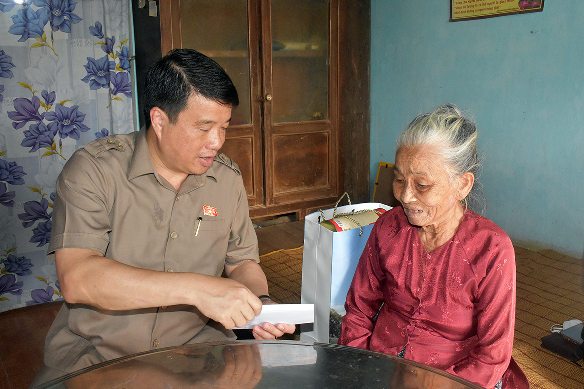Ông Y Thanh Hà Niê Kđăm thăm hỏi, tặng quà bà Huỳnh Thị Lương, là vợ liệt sĩ.