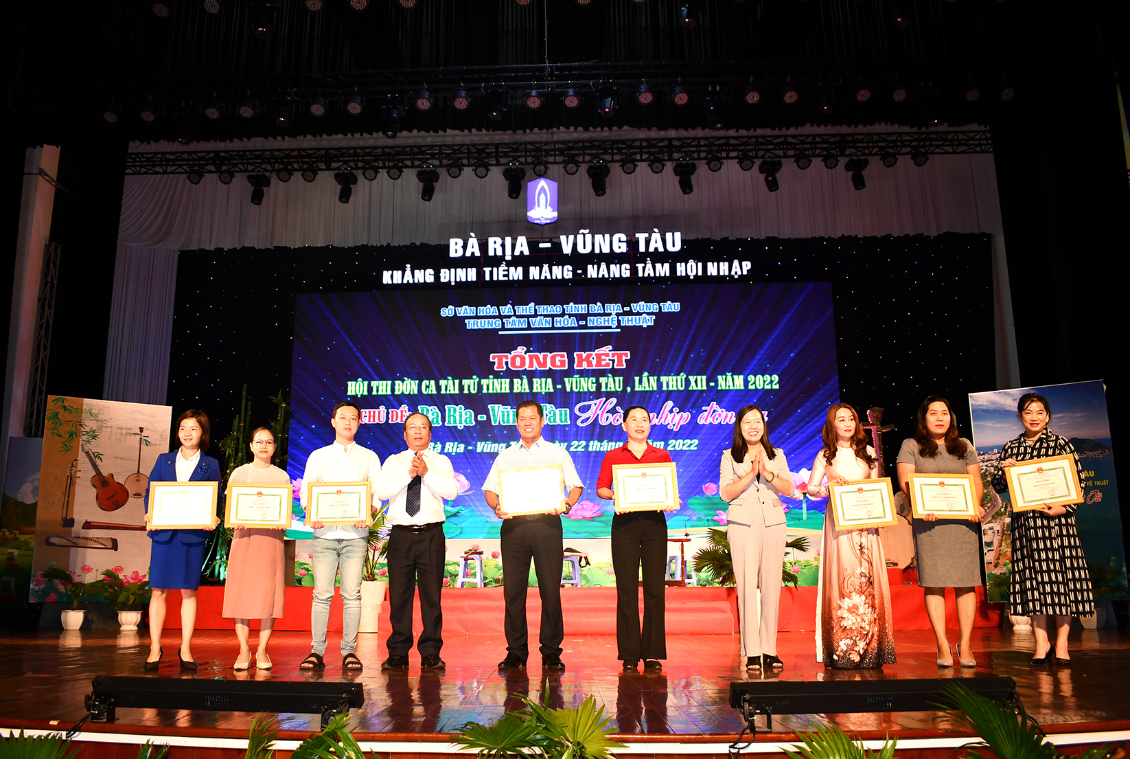 Ban Tổ chức Hội thi ĐCTT lần thứ XII  trao giải chương trình cho các đội thi ĐCTT.