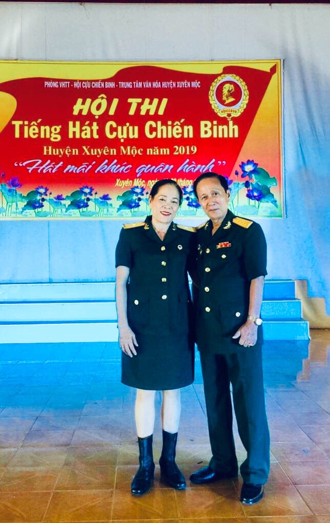 Thương binh Dương Đức Nghĩa cùng vợ trong lần tham gia hội thi tiếng hát cựu chiến binh.