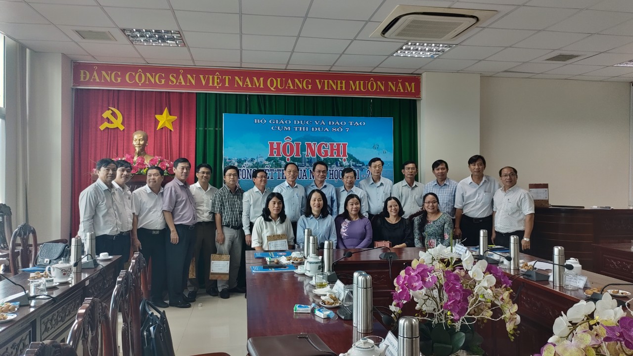 Các đại biểu tham dự hội nghị tổng kết thi đua năm học 2021-2022 Cụm thi đua số 7.