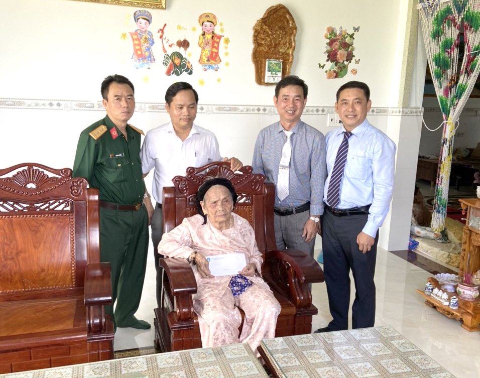 Ông Huỳnh Sơn Tuấn, Chỉ tịch LĐLĐ tỉnh trao quà Mẹ VNAH Lâm Thị Bàng (xã Bình Châu, huyện Xuyên Mộc).
