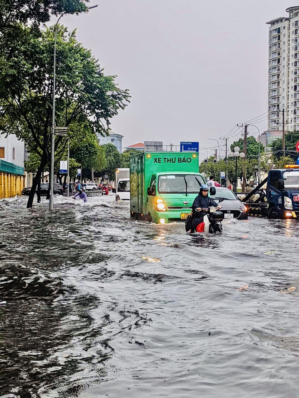 Trận mưa lớn hôm 20/7 khiến đoạn đường 30/4 từ Lê Quang Định đến Nguyễn Hữu Cảnh bị ngập sâu.