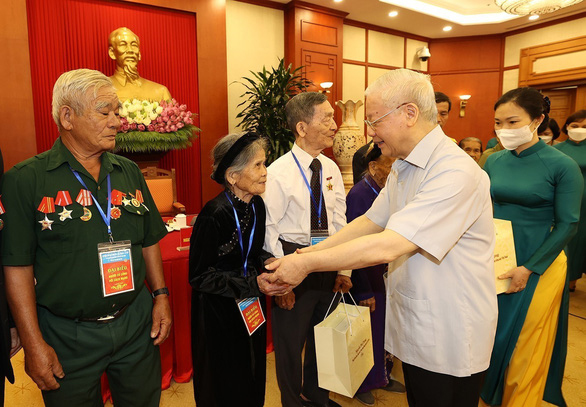 Tổng Bí thư Nguyễn Phú Trọng tặng quà cho các đại biểu người có công tiêu biểu toàn quốc. Ảnh: TTXVN.