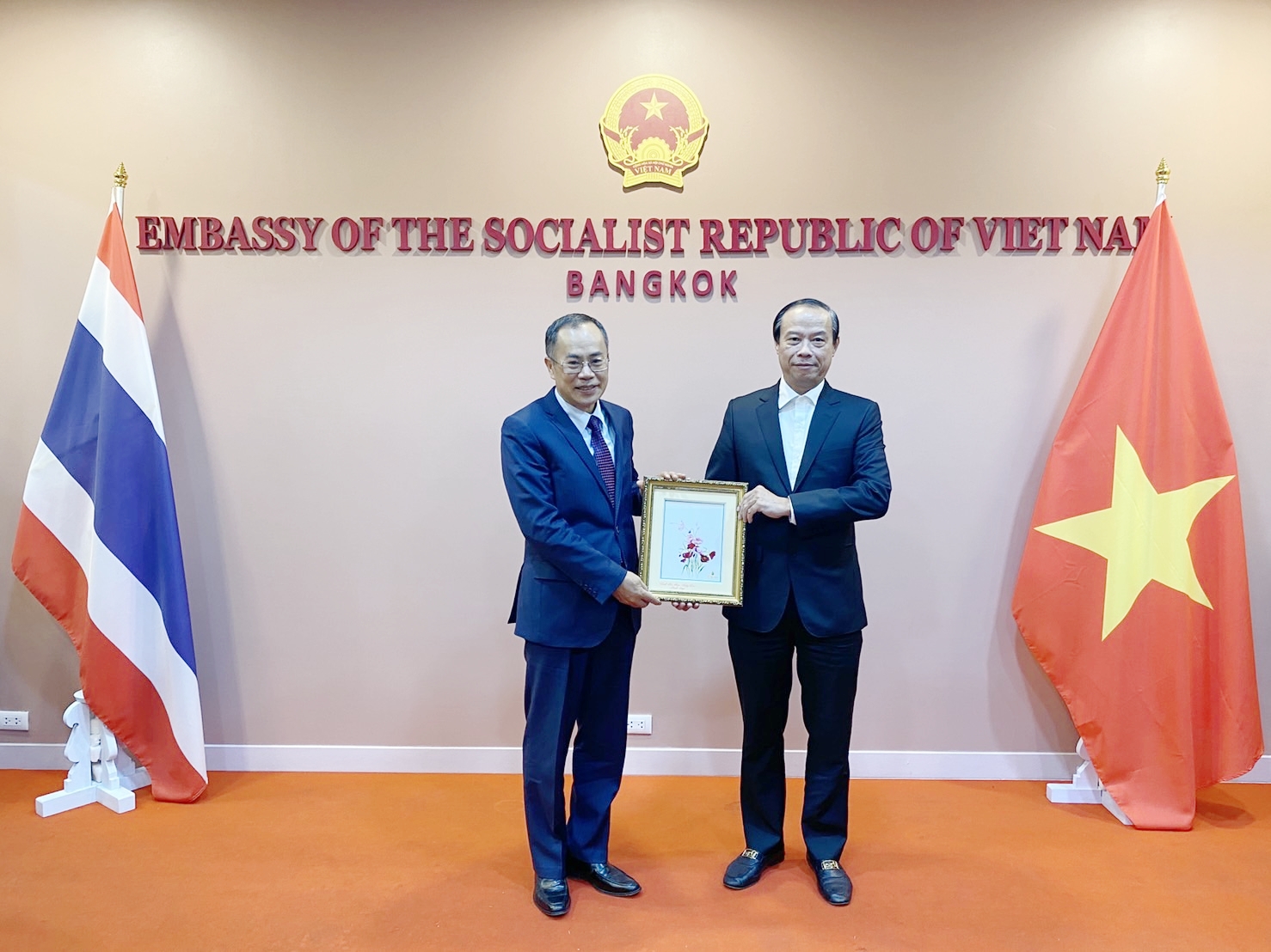 Ông Nguyễn Văn Thọ, Chủ tịch UBND tỉnh tặng quà lưu niệm Đại sứ Phan Chí Thành.