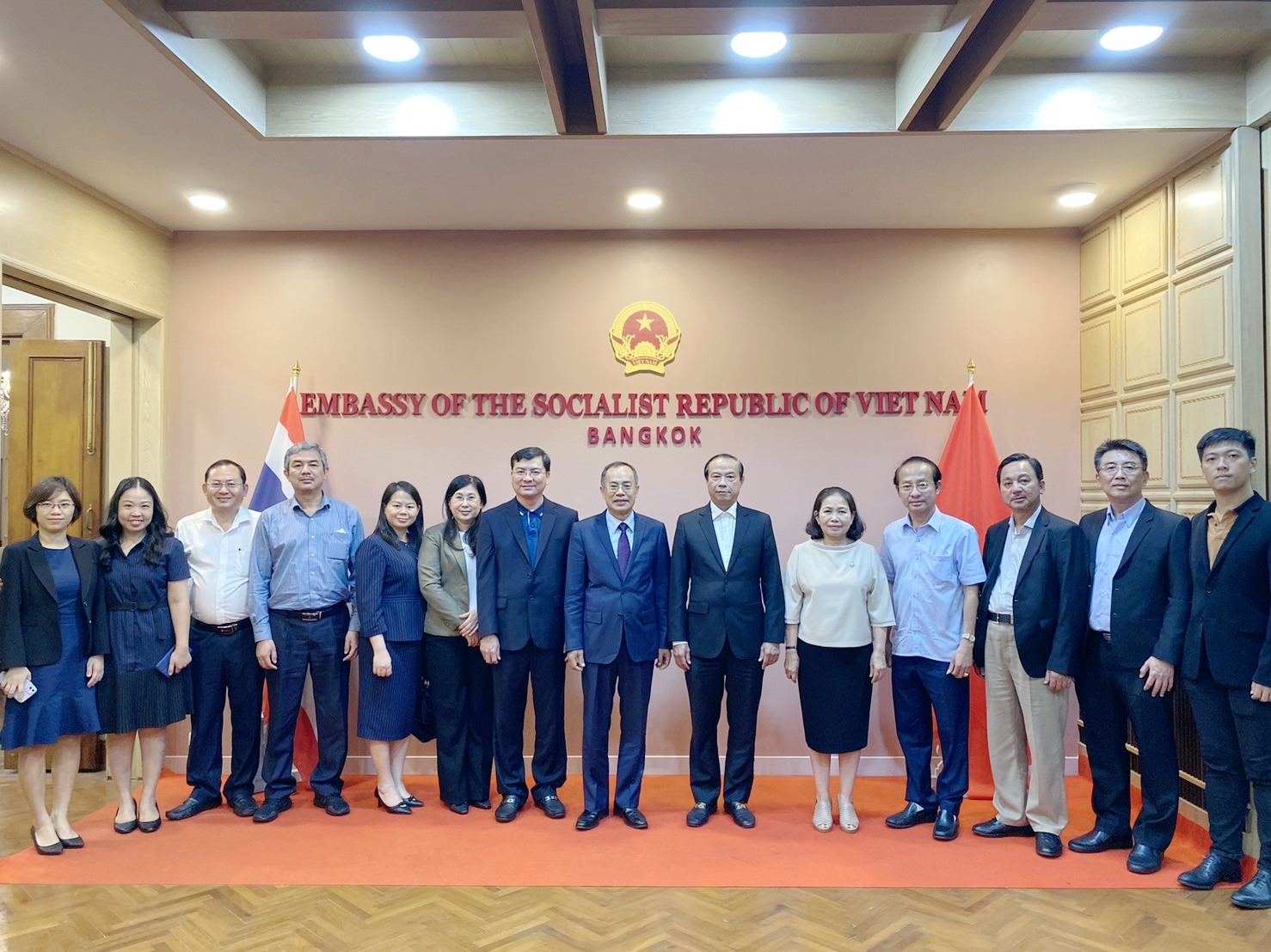 Đoàn công tác tỉnh Bà Rịa - Vũng Tàu, Đại sứ quán Việt Nam tại Thái Lan và lãnh đạo SCG Việt Nam chụp hình lưu niệm.