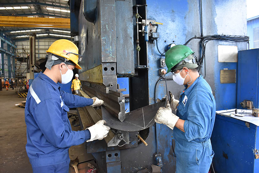 CĐS giúp các DN sản xuất công nghiệp tiết kiệm thời gian, nhân lực và giúp nâng cao năng lực quản trị DN. Trong ảnh: Sản xuất một bộ phận của bồn chứa tại Công ty Alpha ECC.
