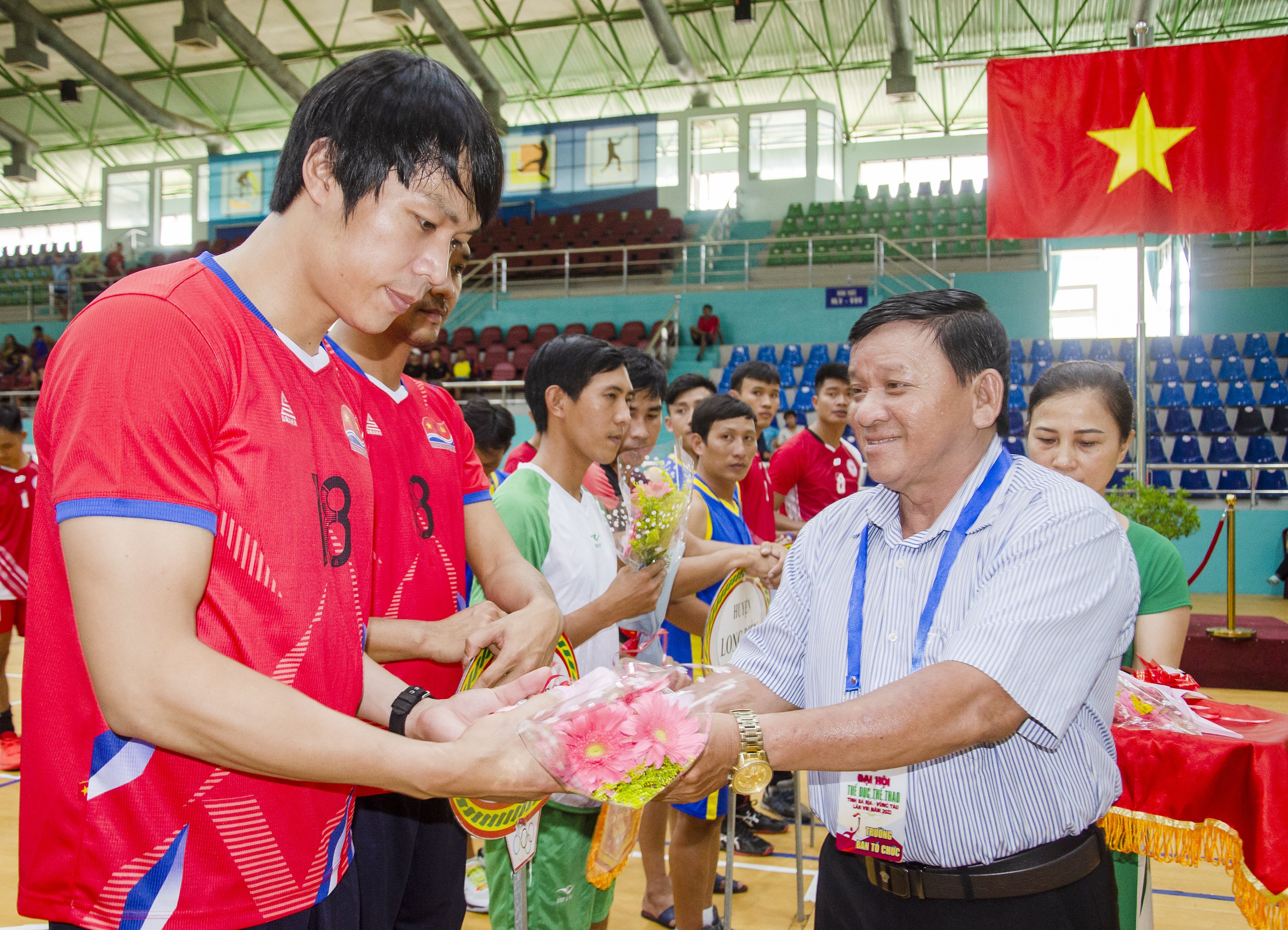 Ông Đặng Văn Cường, Giám đốc Trung tâm Huấn luyện và thi đấu TDTT tỉnh trao hoa, cờ lưu niệm cho các đội tham dự giải.