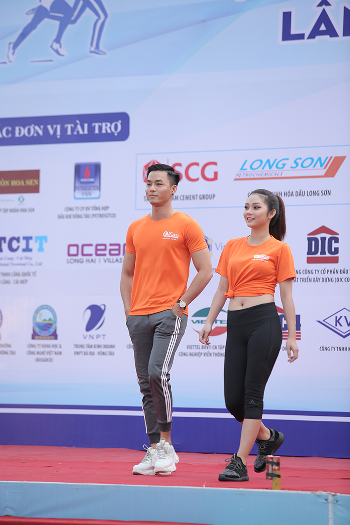 Các người mẫu của NTK Việt Hùng trình diễn trang phục thể thao mang đến không khí sôi động cho Giải Việt dã báo Bà Rịa - Vũng Tàu lần thứ XXII, năm 2019. Ảnh: TƯ LIỆU 