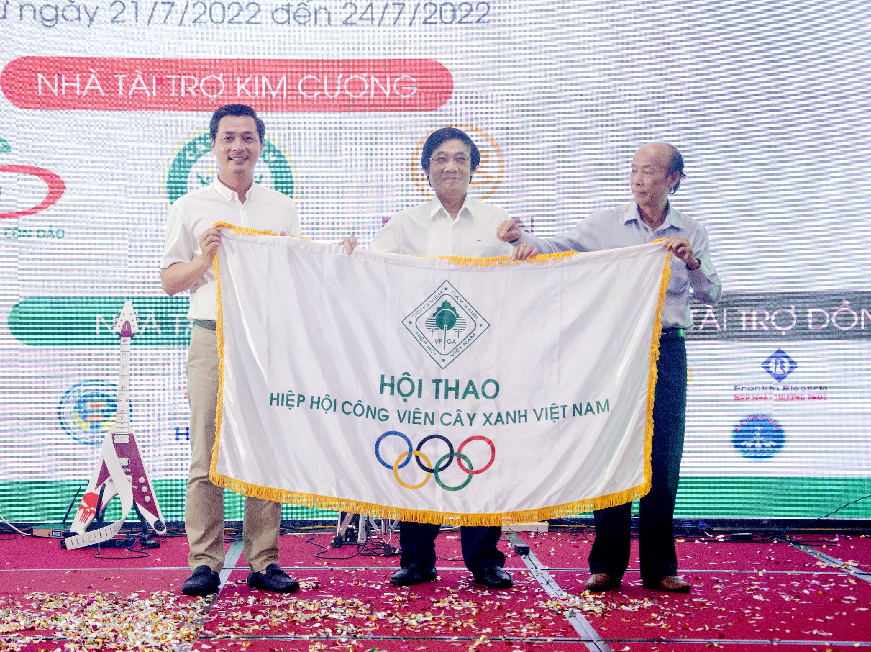 Lãnh đạo Hiệp hội Công viên Cây xanh Việt Nam và lãnh đạo Công ty CP Phát triển Công viên cây xanh và đô thị Vũng Tàu trao Cờ luân lưu đăng cai tổ chức Hội thao lần thứ IX, năm 2024 cho Công ty CP Công viên cây xanh và chiếu sáng đô thị Quy Nhơn.