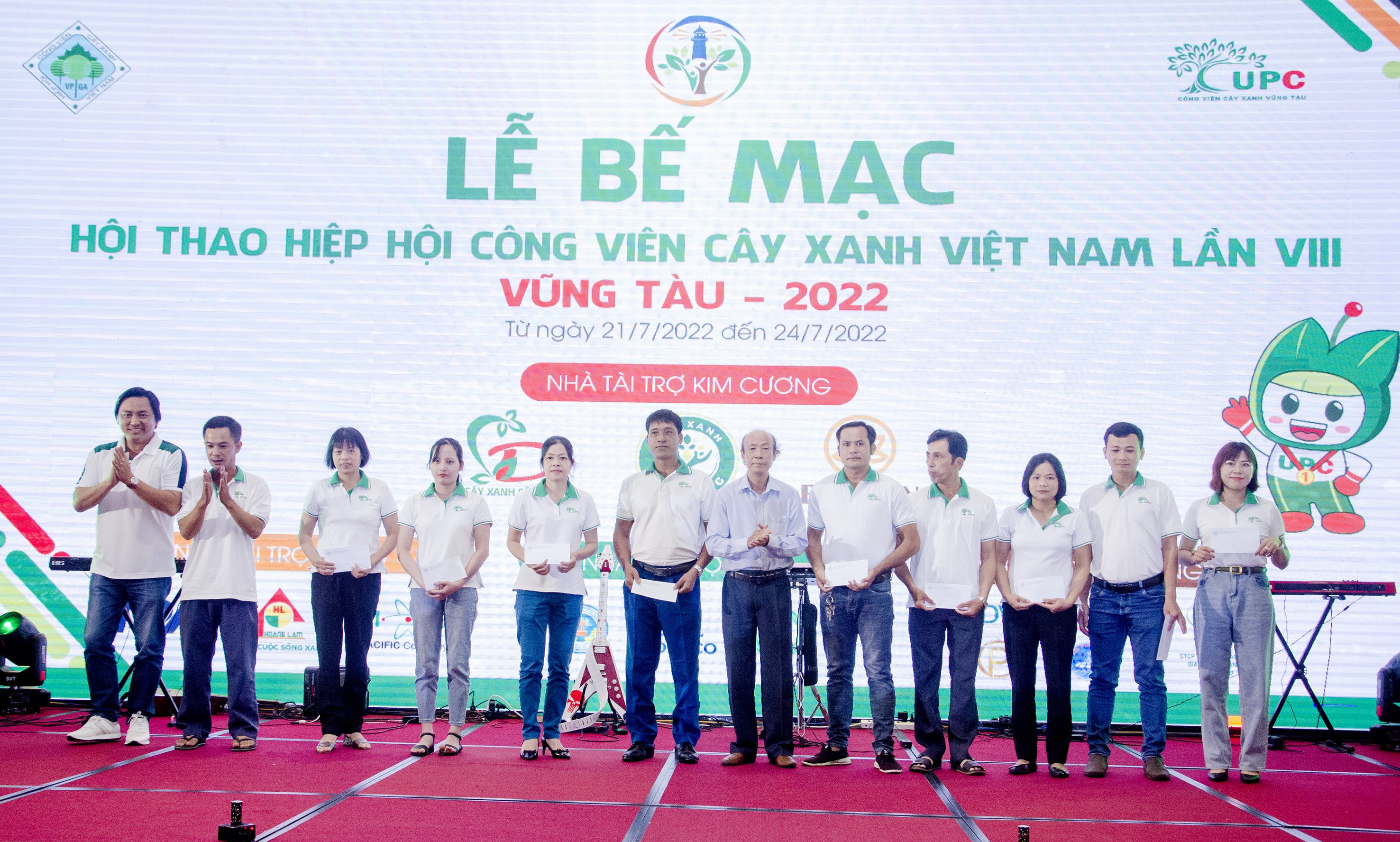 Ban Tổ chức trao quà cho các gia đình chính sách, người lao động có hoàn cảnh khó khăn là hội viên Hiệp hội Công viên Cây xanh Việt Nam.
