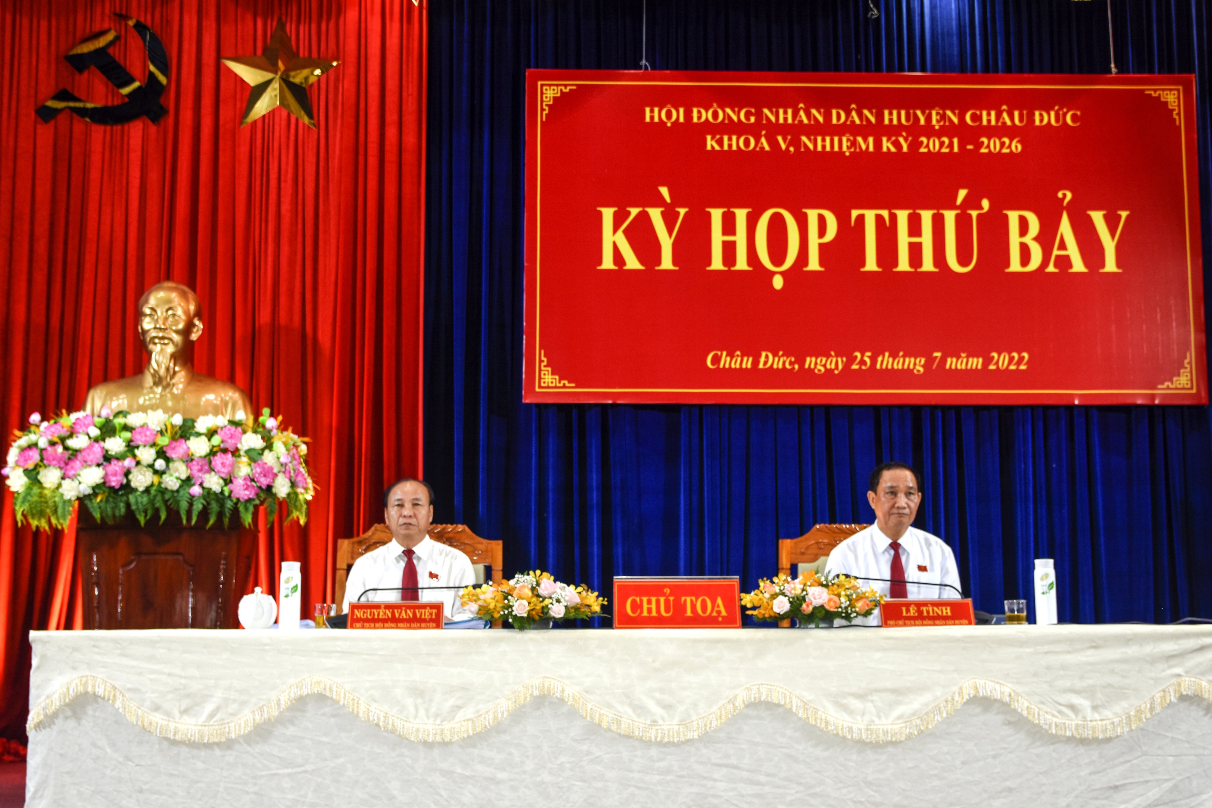 Ông Nguyễn Văn Việt, Bí thư Huyện ủy, Chủ tịch HĐND và ông Lê Tình, Phó Chủ tịch HĐND huyện Châu Đức chủ tọa kỳ họp.