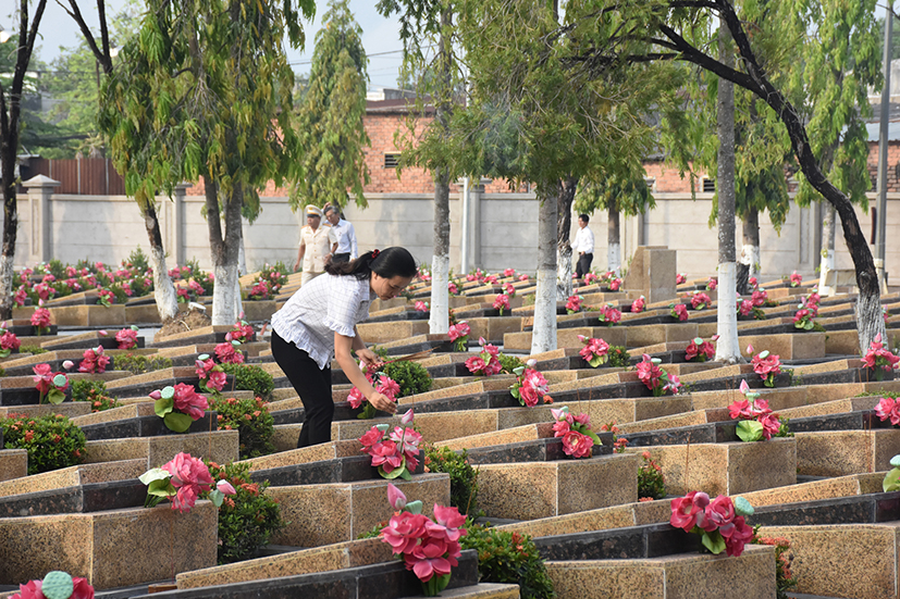 Người dân thắp nhang, tưởng nhớ các anh hùng liệt sĩ tại Nghĩa trang Liệt sĩ tỉnh.