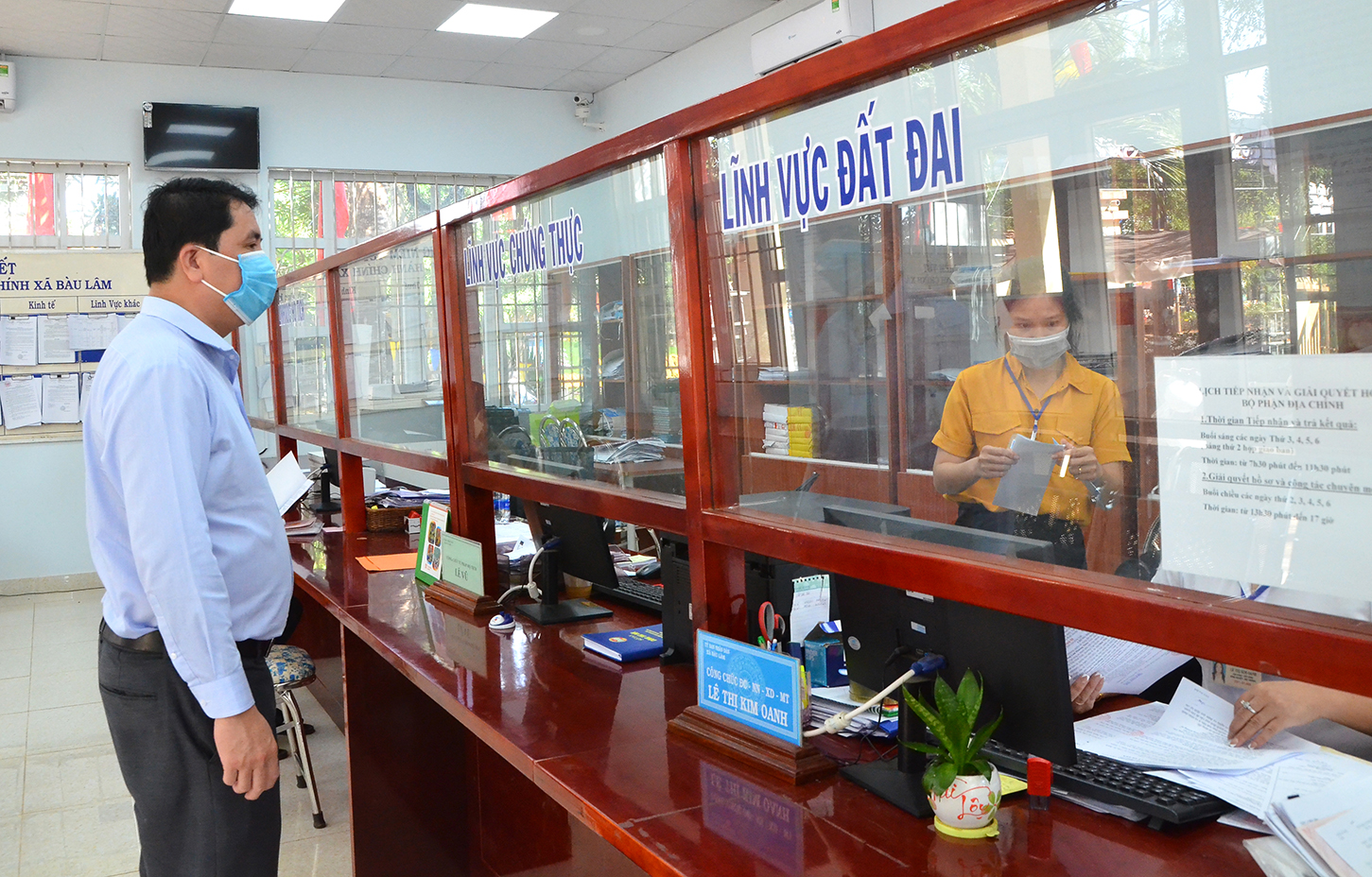 Ông Nguyễn Tấn Phong, Phó Giám đốc Sở Nội vụ, Trưởng Đoàn kiểm tra công vụ tỉnh kiểm tra việc giải quyết thủ tục hành chính tại Bộ phận Tiếp nhận và Trả kết quả UBND xã Bàu Lâm, huyện Xuyên Mộc vào tháng 2/2022.