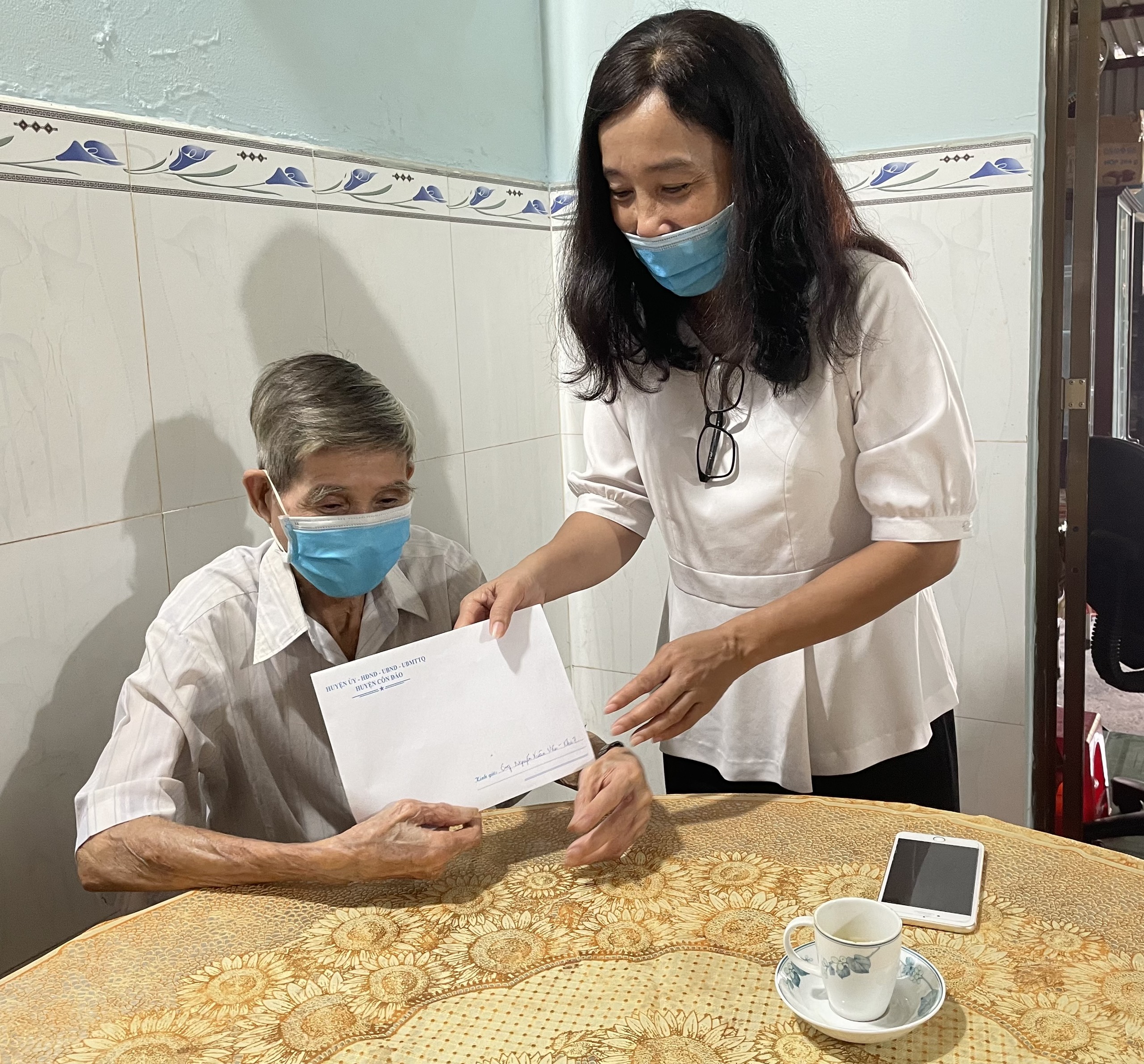 Bà Nguyễn Thụy Nga, Phó Chủ tịch UBND huyện Côn Đảo thăm, tặng quà ông Nguyễn Xuân Viên, thương binh, cựu tù chính trị Côn Đảo.