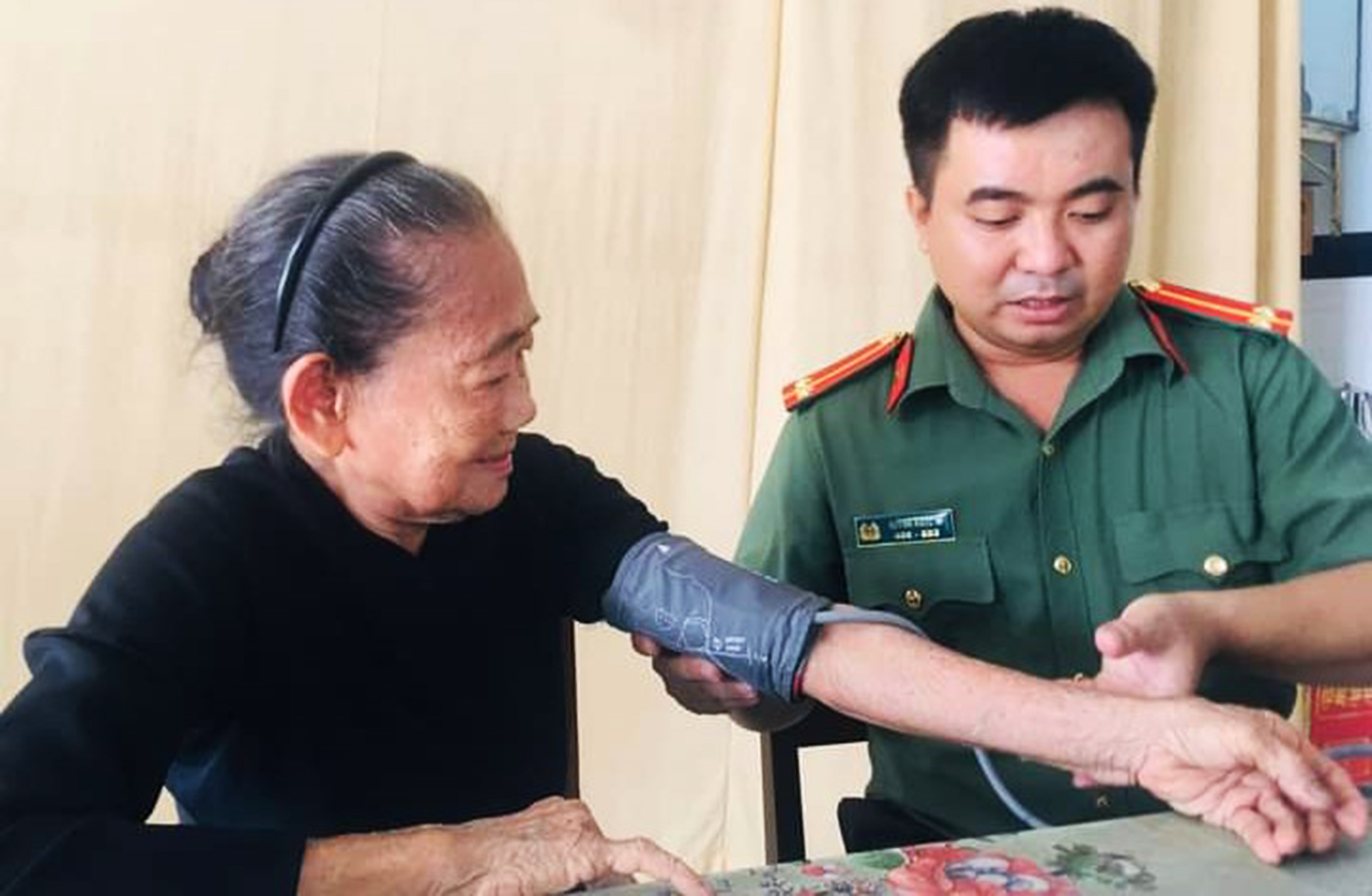 Lực lượng Công an tỉnh thăm, khám sức khoẻ Mẹ La Thị Biên (xã Nghĩa thành, huyện Châu Đức).