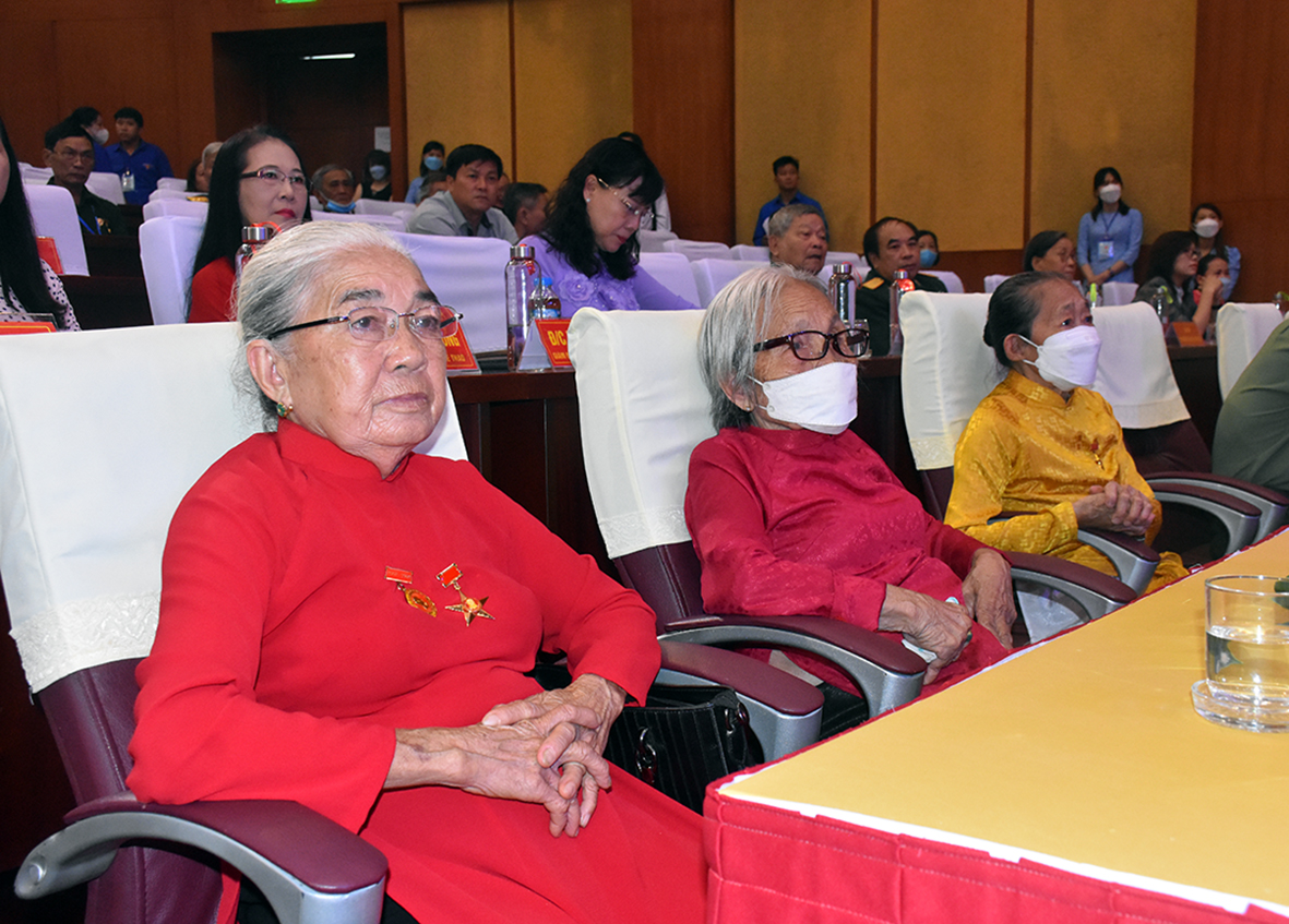 Các Mẹ Việt Nam anh hùng tham dự buổi họp mặt.
