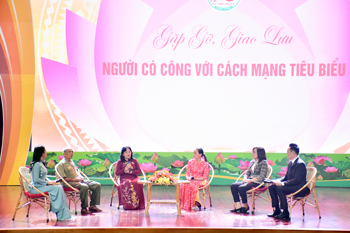 Các thương, bệnh binh, nhân thân người có công với cách mạng tham dự phần giao lưu tại buổi họp mặt.