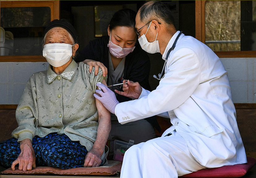 Tiêm vắc xin phòng COVID-19 cho người dân tại Tokyo, Nhật Bản.