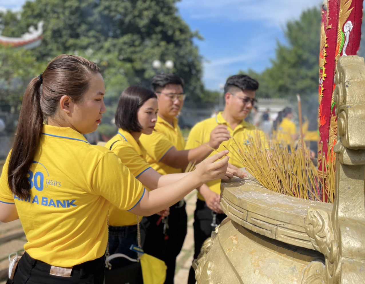 Cán bộ, nhân viên Ngân hàng Nam Á - Chi nhánh Vũng Tàu dâng hương tưởng niệm các anh hùng, liệt sĩ tại Đền thờ liệt sĩ xã Long Sơn, TP. Vũng Tàu.