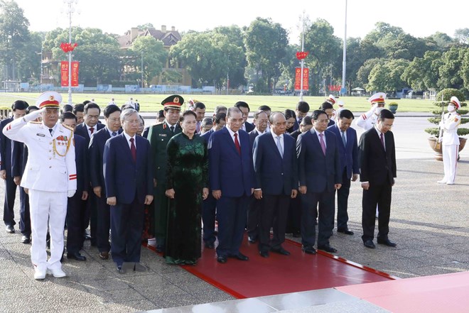 Lãnh đạo Đảng, Nhà nước tưởng niệm Chủ tịch Hồ Chí Minh. Ảnh: AN ĐĂNG