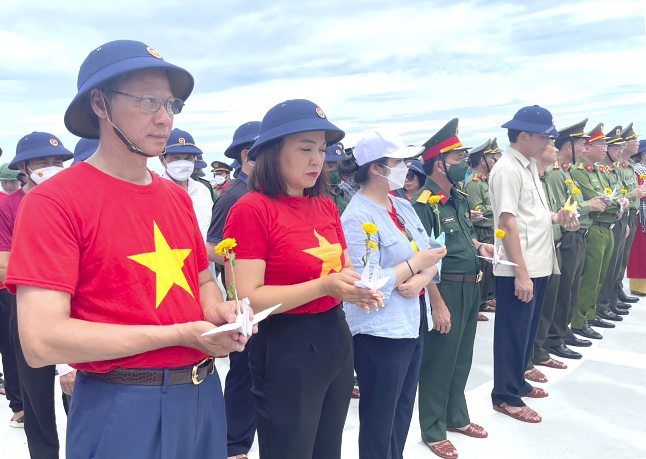 Các đại biểu thăm quần đảo Trường Sa bày tỏ lòng tri ân trước các anh hùng, liệt sĩ.