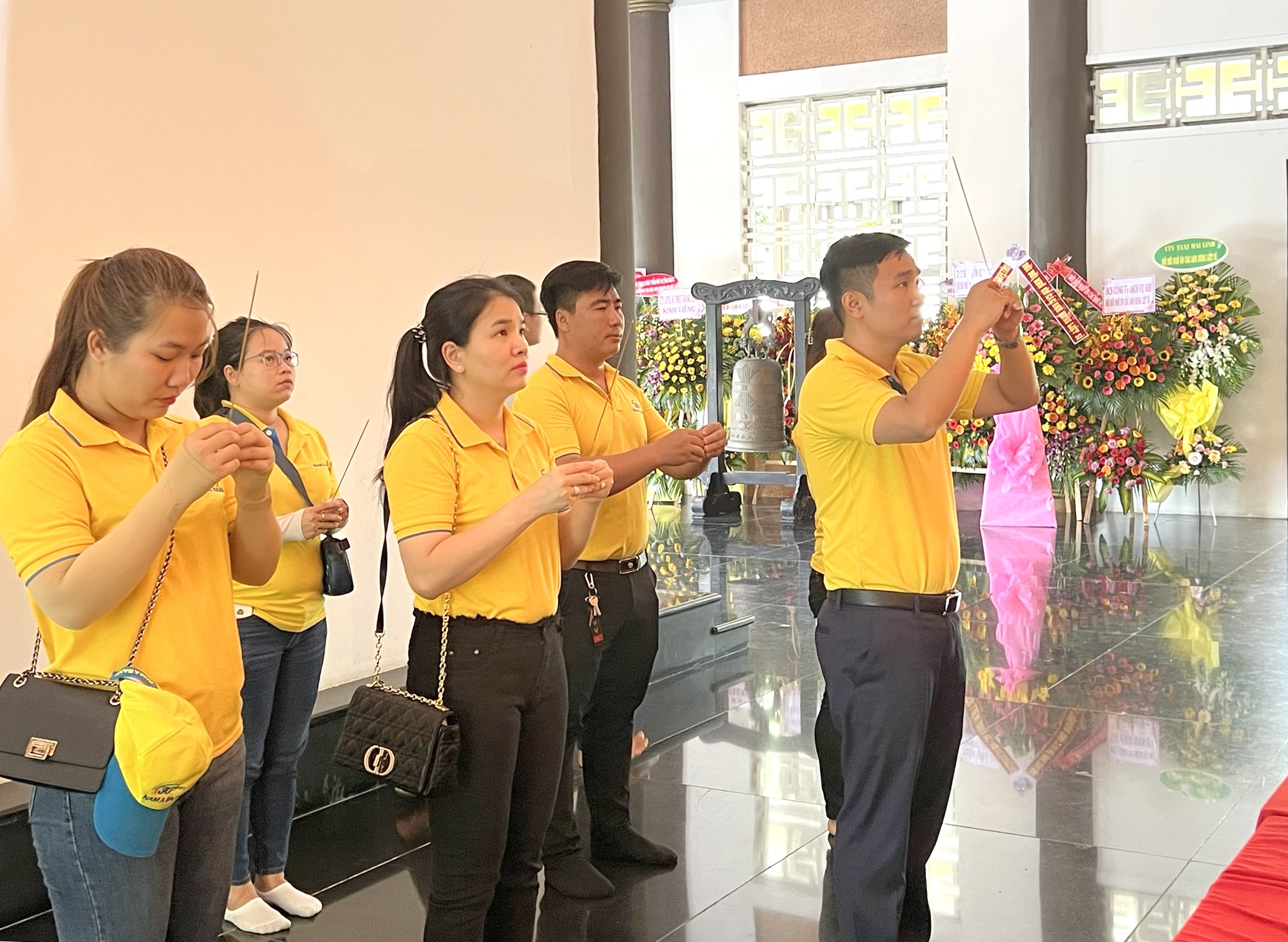 Cán bộ, nhân viên Ngân hàng Nam Á - Chi nhánh Vũng Tàu dâng hương tưởng niệm các anh hùng, liệt sĩ tại Đền thờ liệt sĩ TP. Vũng Tàu.