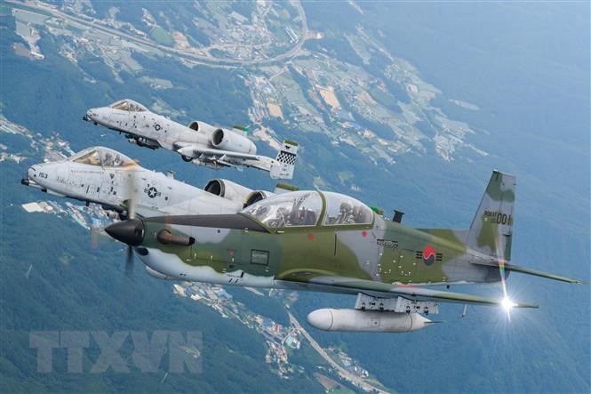 Máy bay chiến đấu KA-1 của Hàn Quốc (phải) và máy bay chống tăng A-10 của Mỹ tham gia cuộc tập trận chung của quân đội hai nước ngày 15/7.