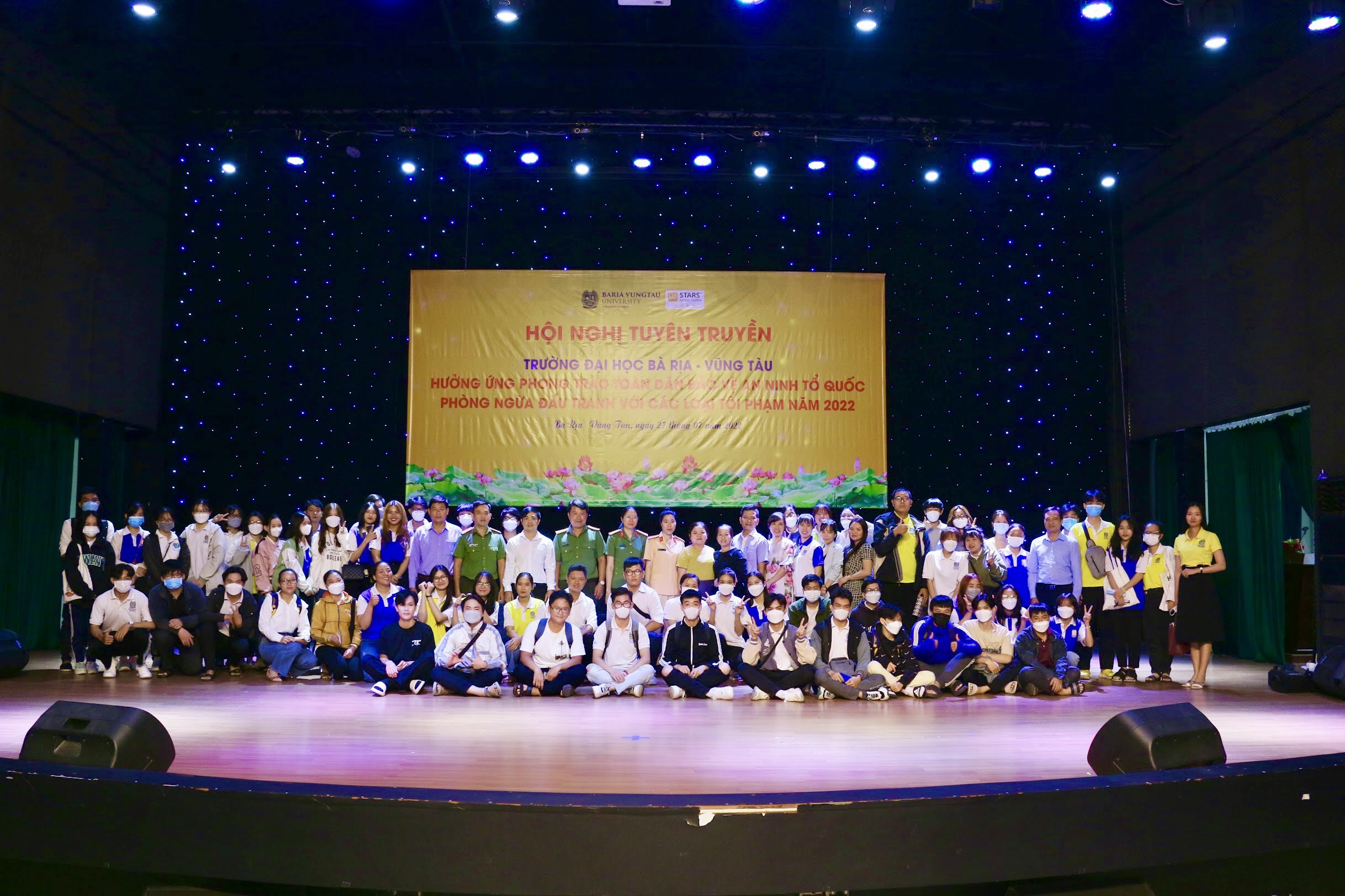 Các đại biểu, giảng viên, SV tham dự chương trình chụp hình lưu niệm.