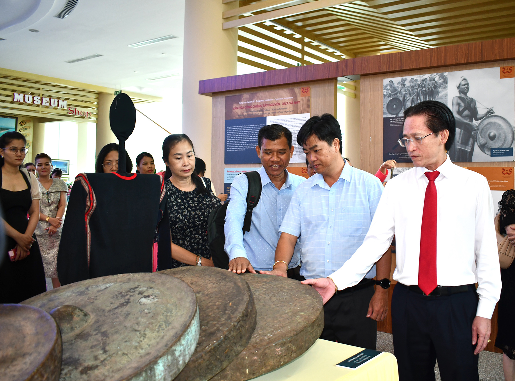 Các đại biểu tham quan hiện vật tại trưng bày văn hóa cồng chiêng Tây Nguyên ở Bảo tàng tỉnh Bà Rịa - Vũng Tàu.