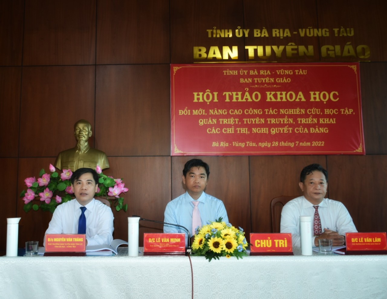 Các Phó Trưởng Ban Tuyên giáo Tỉnh ủy Bà Rịa-Vũng Tàu: Nguyễn Văn Thắng, Lê Văn Minh, Lê Văn Lâm đồng chủ trì hội thảo.