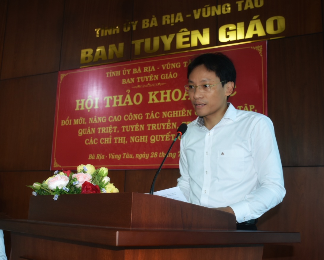 TS Bùi Ngọc Hiền, Trưởng Phòng Phòng Quản lý Khoa học, thông tin, tư liệu, Học viện Cán bộ TP. Hồ Chí Minh phát biểu tham luận Giải pháp đổi mới công tác nghiên cứu, học tập, quán triệt, tuyên truyền và triển khai các chỉ thị, nghị quyết của Đảng cho đội ngũ cán bộ, đảng viên hiện nay.