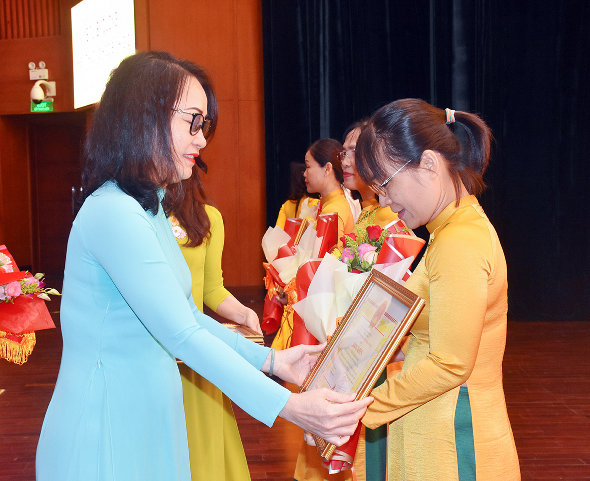 Bà Trần Thị Ngọc Châu, Giám đốc Sở GD-ĐT trao Bằng khen của Chủ tịch UBND tỉnh cho các thầy, cô giáo có thành tích xuất sắc trong bồi dưỡng đội tuyển tham dự kỳ thi học sinh giỏi lớp 12 quốc gia.