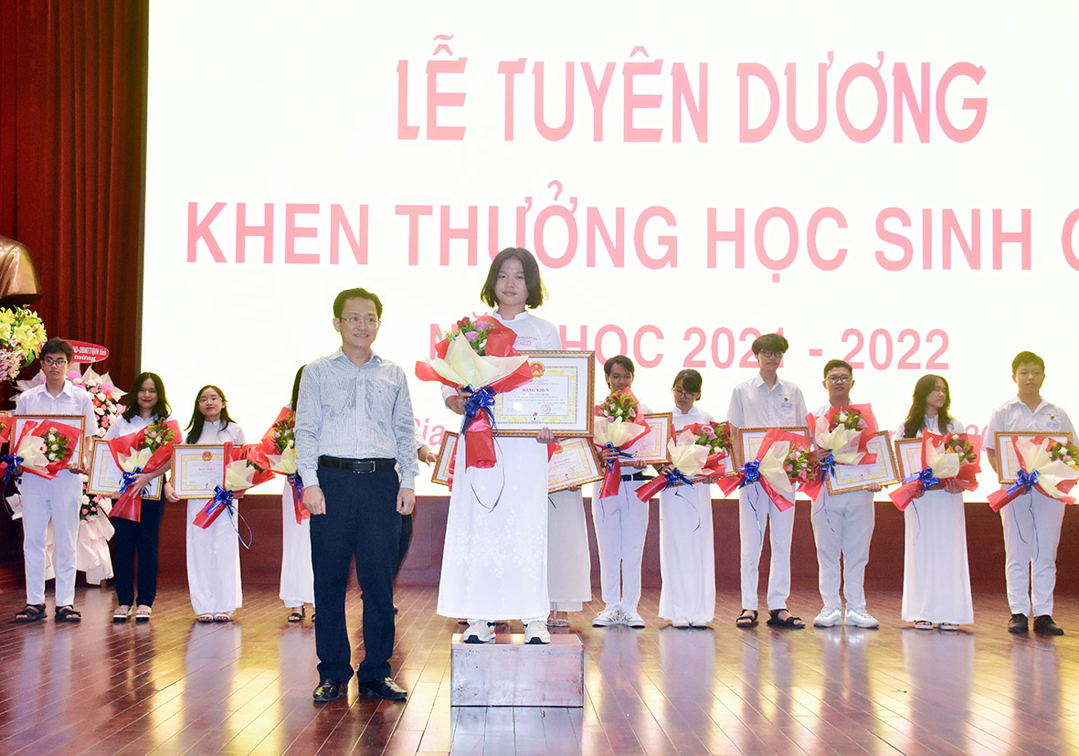 Đại diện Sở GD-ĐT tặng Bằng khen của Chủ tịch UBND tỉnh cho các HS đạt giải nhất cuộc thi khoa học - kỹ thuật học sinh trung học cấp tỉnh năm 2021-2022.