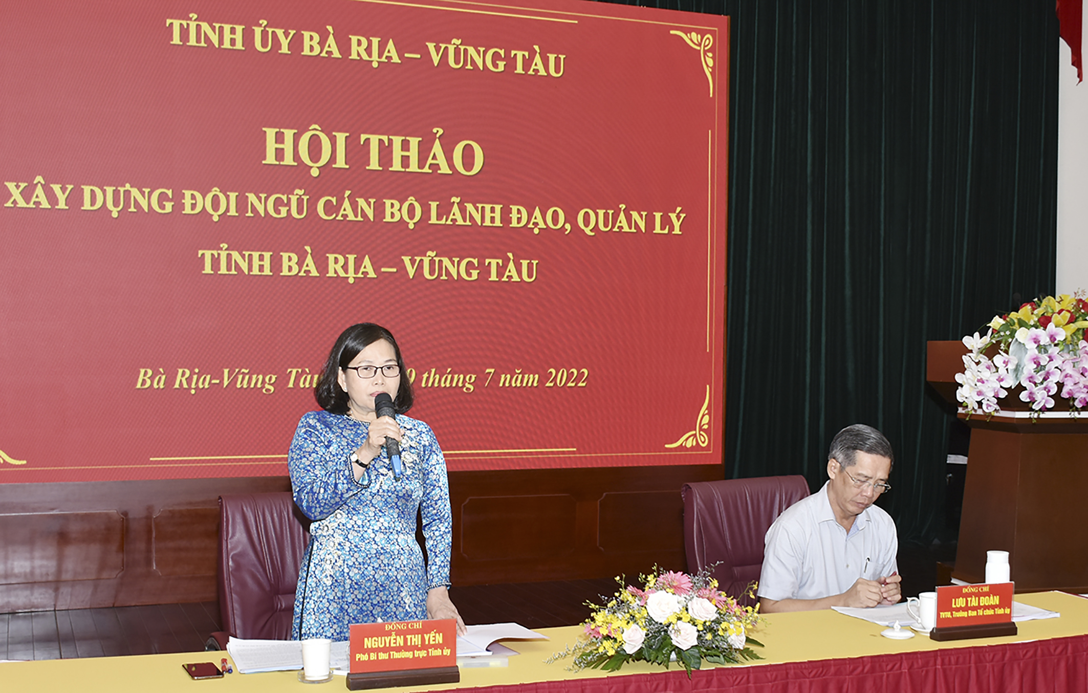 Bà Nguyễn Thị Yến, Phó Bí thư Thường trực Tỉnh ủy, Trưởng đoàn ĐBQH tỉnh và ông Lưu Tài Đoàn, Ủy viên Ban Thường vụ Tỉnh ủy, Trưởng Ban Tổ chức Tỉnh ủy chủ trì hội thảo.